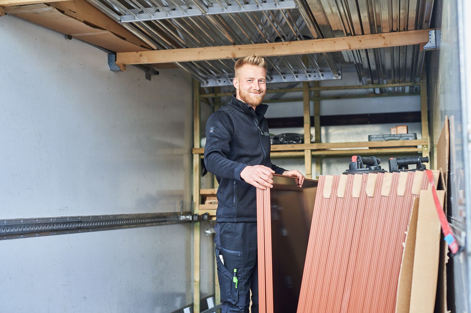 Sonnenstrom-Mitarbeiter mit Solarpanels im Lager