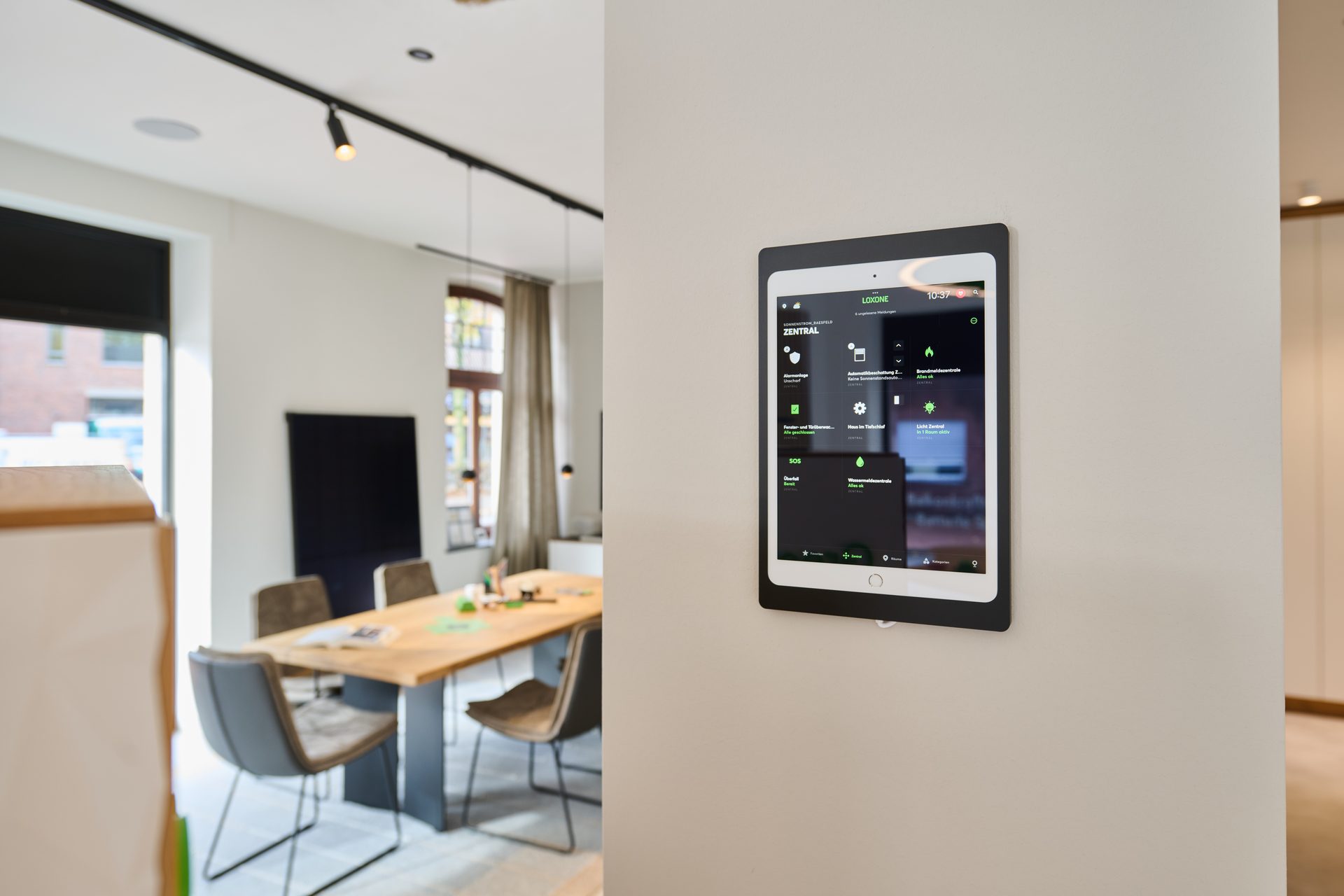 Loxone Tablet Wandsteuerung im Sonnenstrom Showroom