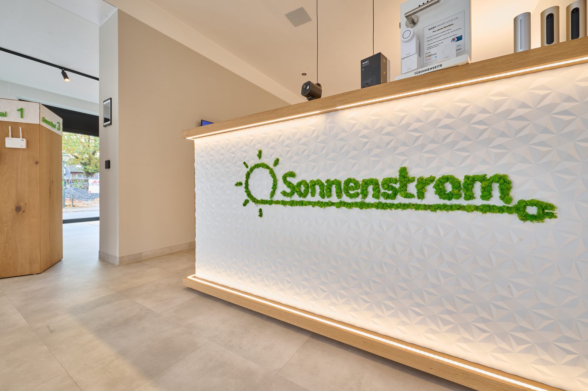 Sonnenstrom Empfangsbereich mit Moos-Logo