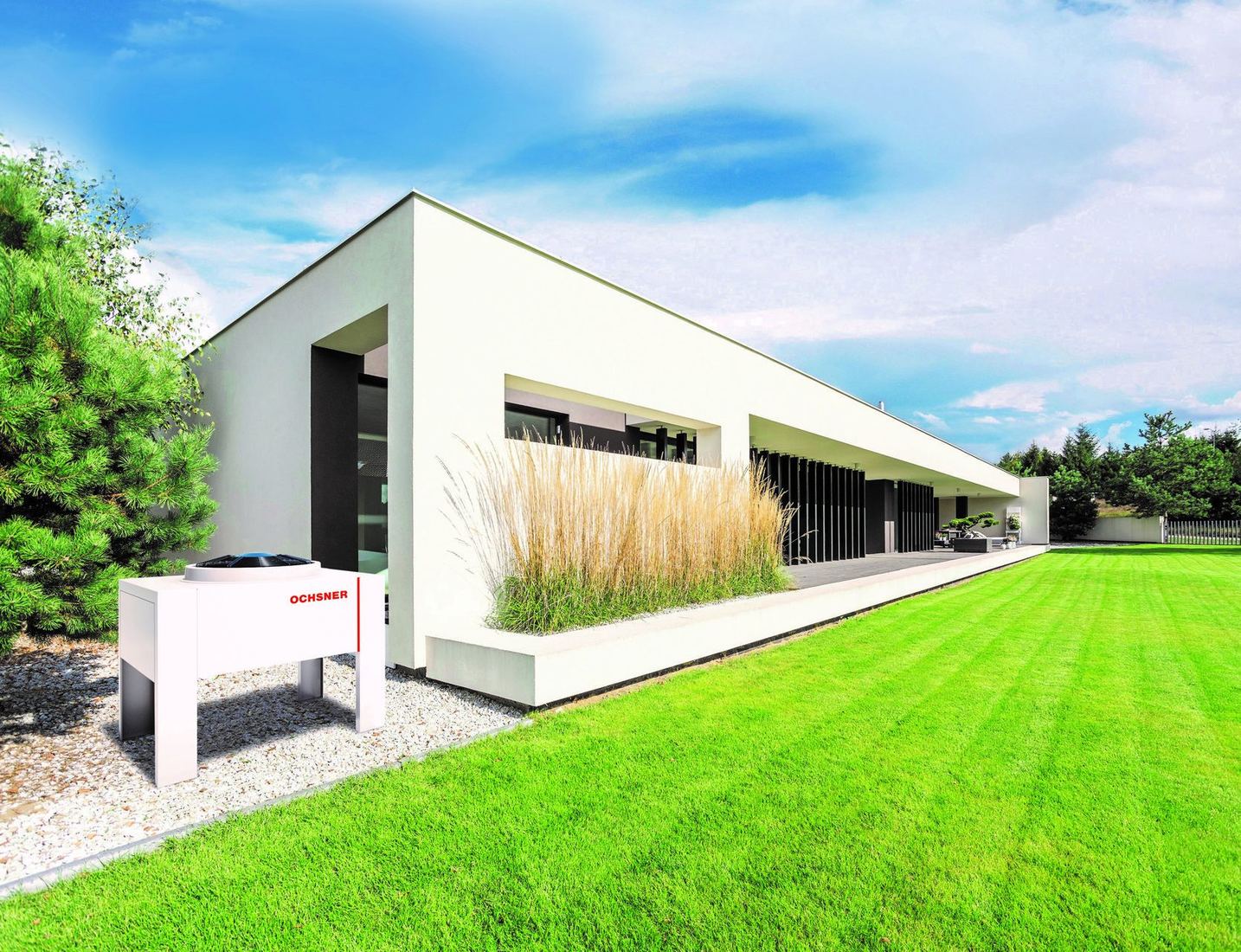 Ochsner W&auml;rmepumpe au&szlig;en an einem Einfamilienhaus